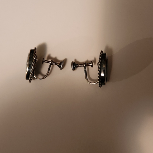 Wedgewood Sterling Screwback Earrings - Picture 10 of 15